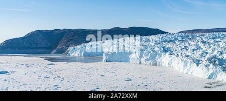 Le changement climatique et le réchauffement climatique. Front du glacier du Groenland d'Eqi glacier dans l'ouest du Groenland Ilulissat AKA et Glacier Jakobshavn. Elle produit de nombreux espaces verts des icebergs. Banque D'Images