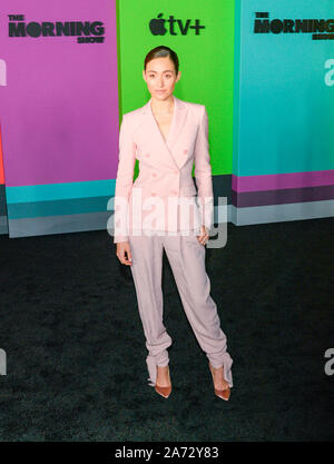 New York, États-Unis. 28 Oct, 2019. Emmy Rossum portant poursuite par Altuzarra assiste à la première mondiale de "l'Apple TV Le Matin Show' au Lincoln Center David Geffen Hall (Photo par Lev Radin/Pacific Press) Credit : Pacific Press Agency/Alamy Live News Banque D'Images