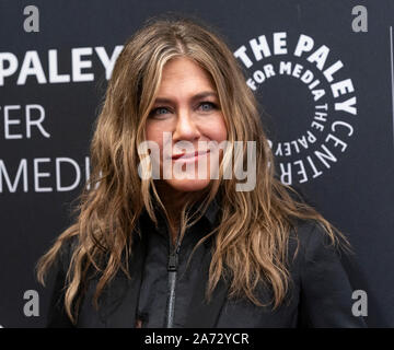 New York, États-Unis. 29 Oct, 2019. Jennifer Aniston robe porter par Madison Margiela, blazer par Rick Owen assiste à PaleyLive NY : Apple TV le matin avant le dépistage à Paley Center for Media (photo de Lev Radin/Pacific Press) Credit : Pacific Press Agency/Alamy Live News Banque D'Images