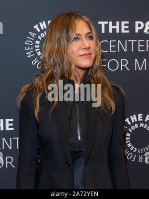 New York, États-Unis. 29 Oct, 2019. Jennifer Aniston robe porter par Madison Margiela, blazer par Rick Owen assiste à PaleyLive NY : Apple TV le matin avant le dépistage à Paley Center for Media (photo de Lev Radin/Pacific Press) Credit : Pacific Press Agency/Alamy Live News Banque D'Images