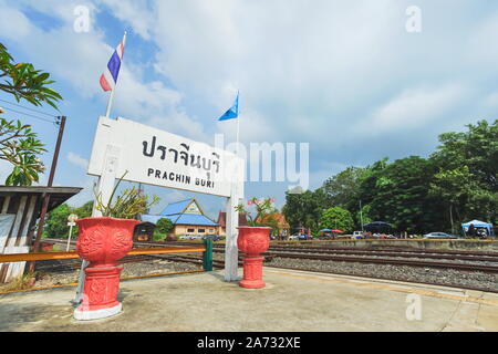 Prachin Buri, Thaïlande - 04 octobre, 2019 : Plaquette de Krabi province Krabi gare. (Traduction:Rayong) Banque D'Images