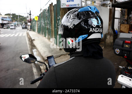 ANTIPOLO CITY, PHILIPPINES - 28 octobre 2019 : conducteur de moto taxi driver est populaire par le trottoir sur sa moto et attendre une passen Banque D'Images