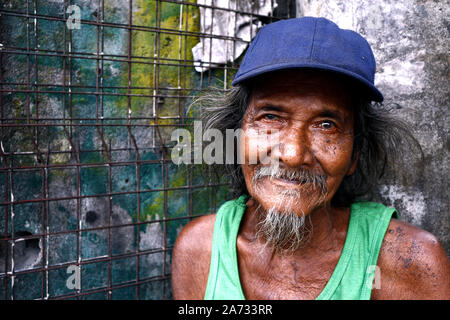 ANTIPOLO CITY, PHILIPPINES - 28 octobre 2019 : Des profils homme de son pays avec les cheveux gris et les cheveux du visage sourire et poser pour la caméra. Banque D'Images