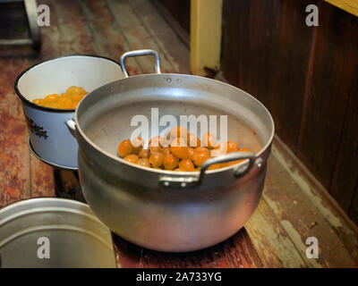 Faire confiture de prunes maison dans une cuisine, piscine close-up shot Banque D'Images