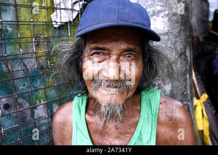 ANTIPOLO CITY, PHILIPPINES - 28 octobre 2019 : Des profils homme de son pays avec les cheveux gris et les cheveux du visage sourire et poser pour la caméra. Banque D'Images