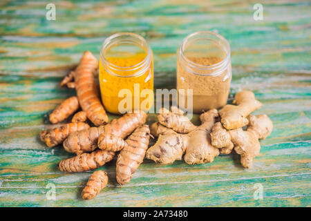 La racine de gingembre et de poudre. Racine de curcuma et de poudre. Sur un fond de bois de couleur Banque D'Images