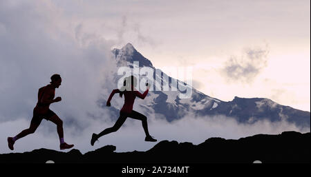 L'exécution de gens silhouette athlètes trail running dans la montagne de l'arrière-plan. Homme et femme sur la formation à l'extérieur fit exécuter active le mode de vie. Banque D'Images