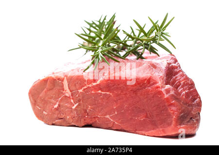 Rôti de bœuf au romarin isolé sur fond blanc Banque D'Images