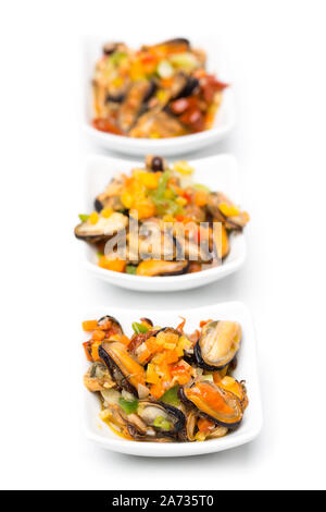 Trois tasses de moules isolé sur fond blanc Banque D'Images