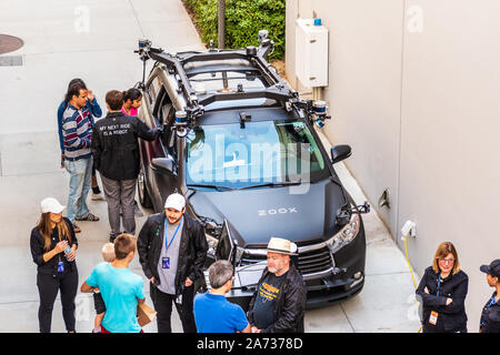 19 Oct 2019 Menlo Park / CA / USA - auto Zoox conduisant le véhicule présenté à SLAC Journée communautaire ; Zoox a travaillé sur la création d'une toute nouvelle auto Banque D'Images