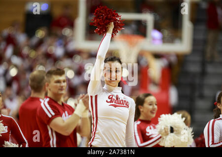 Bloomington, États-Unis. 29 Oct, 2019. Indiana University's cheerleaders cheer contre Gannon au cours de l'exposition de la NCAA de basket-ball de l'Université Simon Skjodt Assembly Hall à Bloomington.(Score final ; l'Université de l'Indiana 84:54 Gannon) Credit : SOPA/Alamy Images Limited Live News Banque D'Images