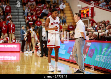 Bloomington, États-Unis. 29 Oct, 2019. L'Université de l'Indiana a Armaaan Franklin (2) parle avec l'entraîneur Archie Miller tout en jouant contre Gannon au cours de l'exposition jeu de basket-ball de NCAA de l'Université Simon Skjodt Assembly Hall à Bloomington.(Score final ; l'Université de l'Indiana 84:54 Gannon) Credit : SOPA/Alamy Images Limited Live News Banque D'Images