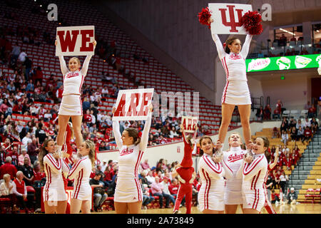 Bloomington, États-Unis. 29 Oct, 2019. Indiana University's cheerleaders cheer contre Gannon au cours de l'exposition de la NCAA de basket-ball de l'Université Simon Skjodt Assembly Hall à Bloomington.(Score final ; l'Université de l'Indiana 84:54 Gannon) Credit : SOPA/Alamy Images Limited Live News Banque D'Images