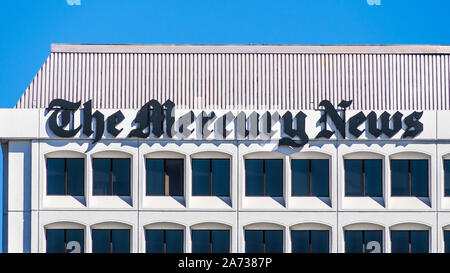 Oct 20, 2019 San Jose / CA / USA - The Mercury News logo sur la façade de la locaux du journal ; The Mercury News est un journaliste Banque D'Images