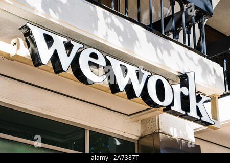 Oct 20, 2019 San Jose / CA / USA - WeWork sur leur logo à des immeubles de bureaux situés dans la Silicon Valley ; WeWork est une société américaine qui fournit Banque D'Images