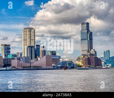 Le port Victoria de Hong Kong cityscape avec nuages de tempête, avec tour de l'horloge, l'avenue des stars et Star Ferry. Banque D'Images