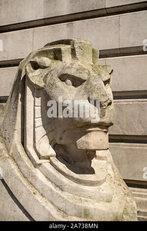 De grandes statues en pierre lion en face de Nottingham Council House Building, Place du Vieux Marché, Nottingham, England, UK Banque D'Images