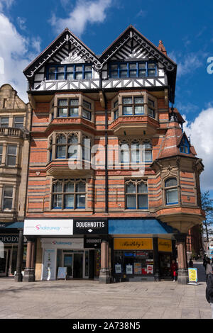 Chambres Queens ancien orné de style néo-gothique en briques rouges par Watson Fothergill en 1897, une ligne longue, Nottingham, England, UK Banque D'Images