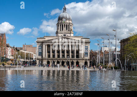 En fonction de l'eau Place Du Vieux Marché avec Nottingham Council House bâtiment en arrière-plan, la ville de Nottingham, Angleterre, Royaume-Uni. Banque D'Images