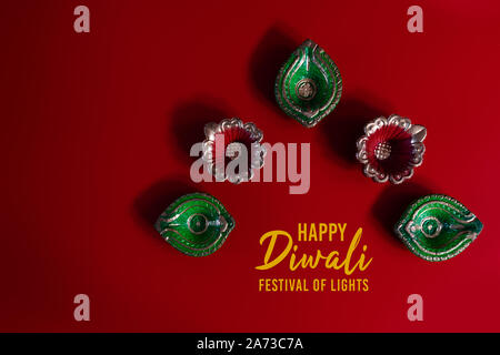 Happy Diwali - lampes Diya argile allumé pendant Dipavali, fête hindoue des lumières célébration. Lampe à huile traditionnels colorés diya Banque D'Images