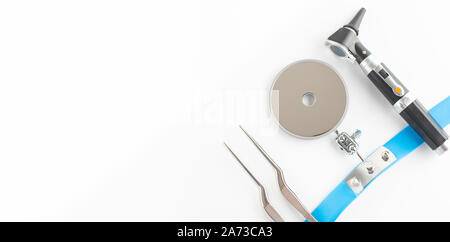 Stéthoscope et outil pour le nez et la gorge oreille examen [ENT]. Banque D'Images