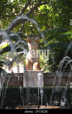 Statue et fontaines dans le jardin du S'Hort del Rei (Jardins du Roi) Royal Palais de la Almudaina à Palma, Majorque, Îles Baléares, Espagne, l'Union européenne. Banque D'Images