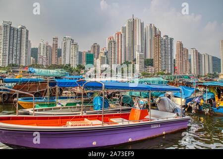 Bateaux sur l'eau, le port d'Aberdeen, Hong Kong Banque D'Images