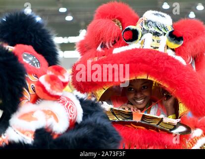 (191030) -- SHANGHAI, le 30 octobre 2019 (Xinhua) -- l'expérience de danse du lion à Raïssa Sias University à Zhengzhou, province du Henan en Chine centrale, le 28 octobre 2019. Dix-sept ans Raissa est né et élevé dans les Comores, un pays insulaire dans l'Océan Indien. En 2016, la grand-mère de Raïssa a été guéris par les médecins de l'équipe médicale chinoise en Afrique. Raissa a ensuite développé un fort lien émotionnel avec la Chine, qui l'a poussée à apprendre le chinois à l'Institut Confucius local avec les efforts inlassables. Sur le concours préliminaire de la 12e Pont chinois la concurrence de compétence pour se Banque D'Images