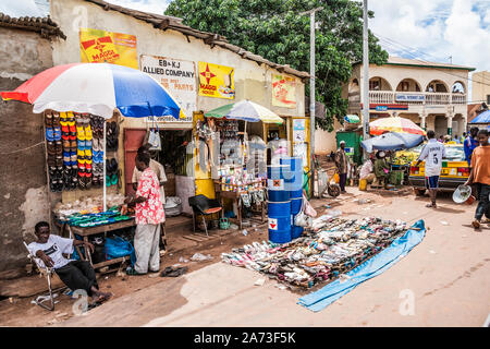 Une longue scène de rue à Serrekunda en Gambie, Afrique de l'Ouest. Banque D'Images