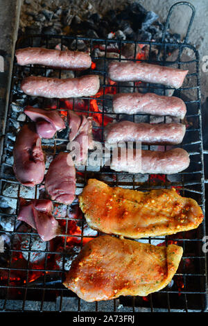 Viande sur le gril, le poulet cru steak, poulet Foie et les brochettes sur la grille chaude Banque D'Images