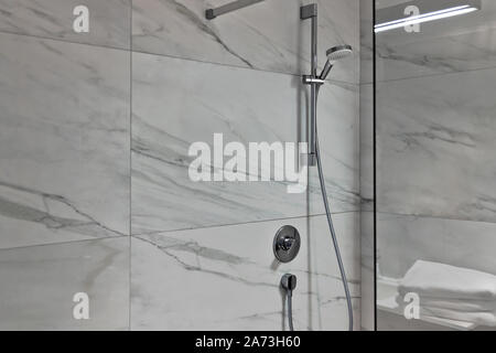 Douche élégante dans une salle de bains moderne avec copie générique d'espace pour vos annonces. Banque D'Images