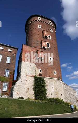 Cracovie. Cracovie. La Pologne. Château royal de Wawel, sur la colline de Wawel. Sandomierska Baszta Tower, une partie de la fortification du château. Banque D'Images