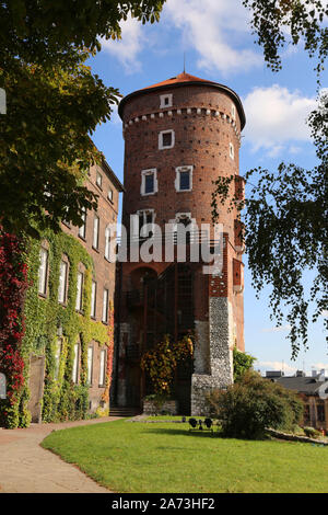 Cracovie. Cracovie. La Pologne. Château royal de Wawel, sur la colline de Wawel. Sandomierska Baszta Tower, une partie de la fortification du château. Banque D'Images