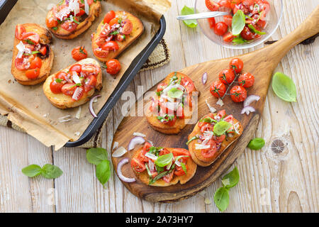 Bruschetta italienne chaude : de pain ciabatta italien avec tomates cerises, basilic et parmesan, servi en apéritif Banque D'Images