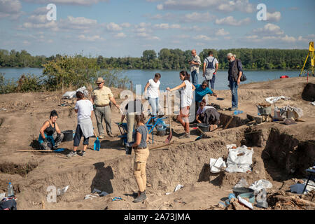 Vinča, Serbie, 27 septembre 2019 : archéologues travaillant sur les fouilles archéologiques Banque D'Images