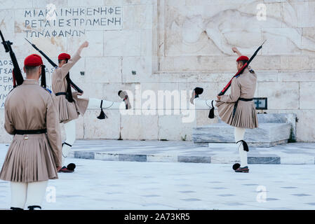 Evzones garde présidentielle sur la Tombe du Soldat inconnu, manoir présidentiel, Athènes, Grèce Banque D'Images