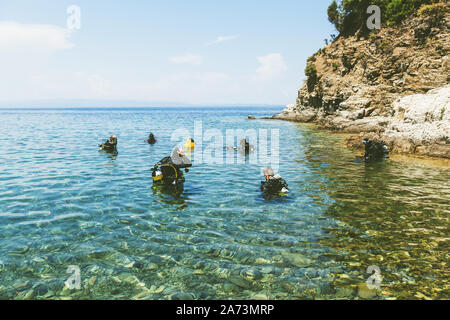 Groupe de plongeurs sous-prêt pour la plongée dans la belle Grèce mer turquoise. Des vacances d'activité. Banque D'Images