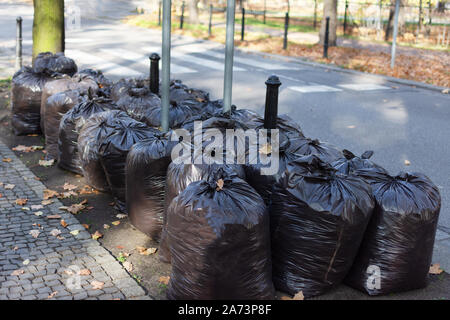 Beaucoup de sacs à déchets en plastique noir à l'extérieur. Sac en plastique pour le tri des déchets, recyclage des déchets Les déchets de plastique. Banque D'Images