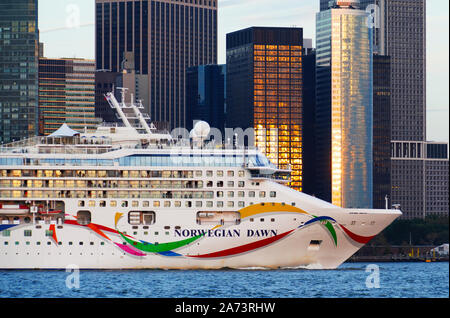 Norwegian Dawn cruise ship Port au Port de New York Banque D'Images