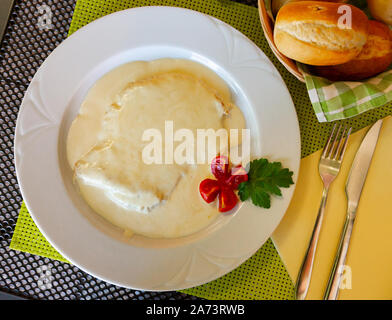 Plat de cuisine slovène, délicieux filet de poulet à la crème à l'assiette Banque D'Images