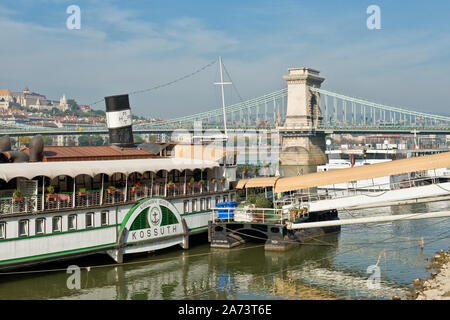 'Kossuth' bateau restaurant et le Pont des chaînes Széchenyi. Budpest, Hongrie Banque D'Images