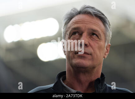 26 octobre 2019, Saxe, Dresde : Soccer : 2ème Bundesliga, SG Dynamo Dresden - DSC Arminia Bielefeld, 11e journée, dans le stade Rudolf Harbig. L'entraîneur de Bielefeld Uwe Neuhaus est sur le point de commencer le match dans le stade. Photo : Robert Michael/dpa-Zentralbild/DPA - NOTE IMPORTANTE : en conformité avec les exigences de la DFL Deutsche Fußball Liga ou la DFB Deutscher Fußball-Bund, il est interdit d'utiliser ou avoir utilisé des photographies prises dans le stade et/ou la correspondance dans la séquence sous forme d'images et/ou vidéo-comme des séquences de photos. Banque D'Images