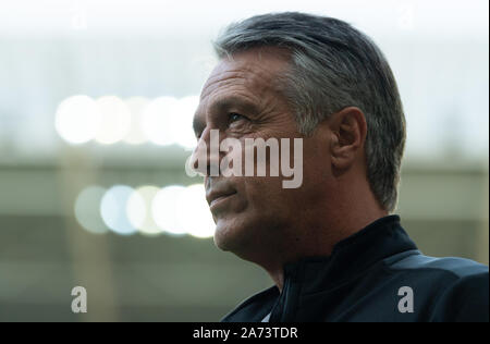 26 octobre 2019, Saxe, Dresde : Soccer : 2ème Bundesliga, SG Dynamo Dresden - DSC Arminia Bielefeld, 11e journée, dans le stade Rudolf Harbig. L'entraîneur de Bielefeld Uwe Neuhaus est sur le point de commencer le match dans le stade. Photo : Robert Michael/dpa-Zentralbild/DPA - NOTE IMPORTANTE : en conformité avec les exigences de la DFL Deutsche Fußball Liga ou la DFB Deutscher Fußball-Bund, il est interdit d'utiliser ou avoir utilisé des photographies prises dans le stade et/ou la correspondance dans la séquence sous forme d'images et/ou vidéo-comme des séquences de photos. Banque D'Images