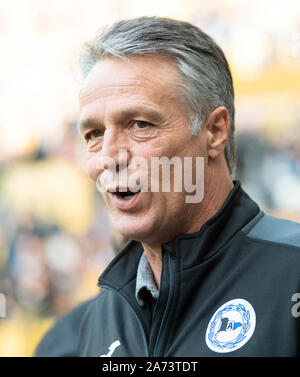 Dresde, Allemagne. 26Th Oct, 2019. Soccer : 2ème Bundesliga, SG Dynamo Dresden - DSC Arminia Bielefeld, 11e journée, dans le stade Rudolf Harbig. L'entraîneur de Bielefeld Uwe Neuhaus est sur le point de commencer le match dans le stade. Crédit : Robert Michael/dpa-Zentralbild/DPA - NOTE IMPORTANTE : en conformité avec les exigences de la DFL Deutsche Fußball Liga ou la DFB Deutscher Fußball-Bund, il est interdit d'utiliser ou avoir utilisé des photographies prises dans le stade et/ou la correspondance dans la séquence sous forme d'images et/ou vidéo-comme des séquences de photos./dpa/Alamy Live News Banque D'Images