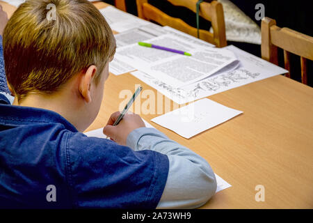Chapaevsk, région de Samara, Russie - 15 octobre 2019 : École primaire de la ville de Chapaevsk. Assis à un bureau d'écolier écrit sur une feuille de pape Banque D'Images