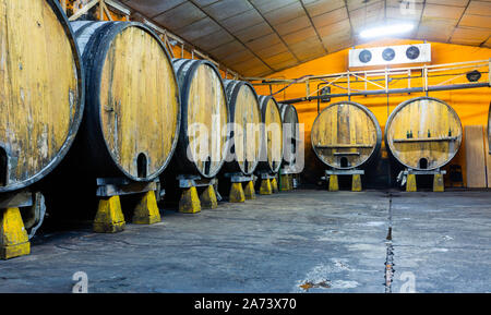 Vue intérieure de l'asturien Sidreria avec cidre de barils en bois Banque D'Images