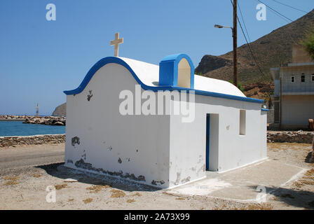 Une petite chapelle sur le front de mer à Agios Antonios sur l'île grecque de Tilos. Banque D'Images