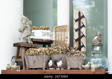 Décor et mettre en valeur les outils de jardin store. Conteneurs métalliques pour la culture des fleurs. Décoration de jardin, décoration d'une maison de campagne Banque D'Images