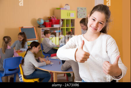 Portrait de l'écolière gaie et les enfants en classe de dessin Banque D'Images