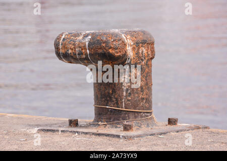 Photo Photo d'un métal rouillé amarre bolard pour grand navire Banque D'Images